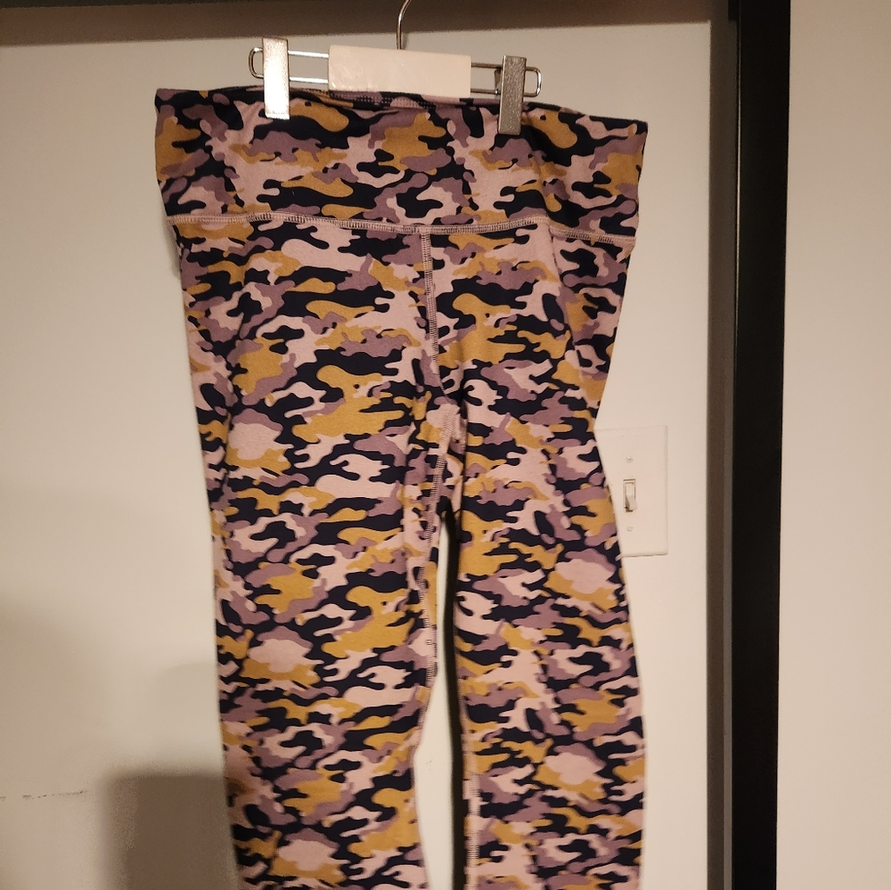 BNWT Fabletics Leggings - Medium